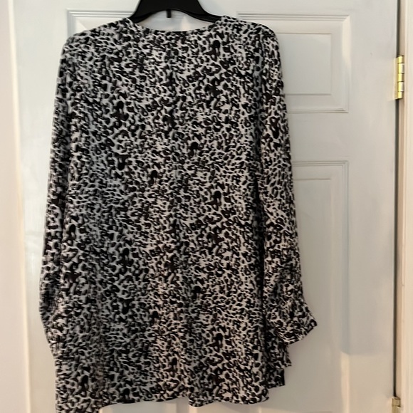 Long sleeve tunic length blouse - Picture 3 of 4
